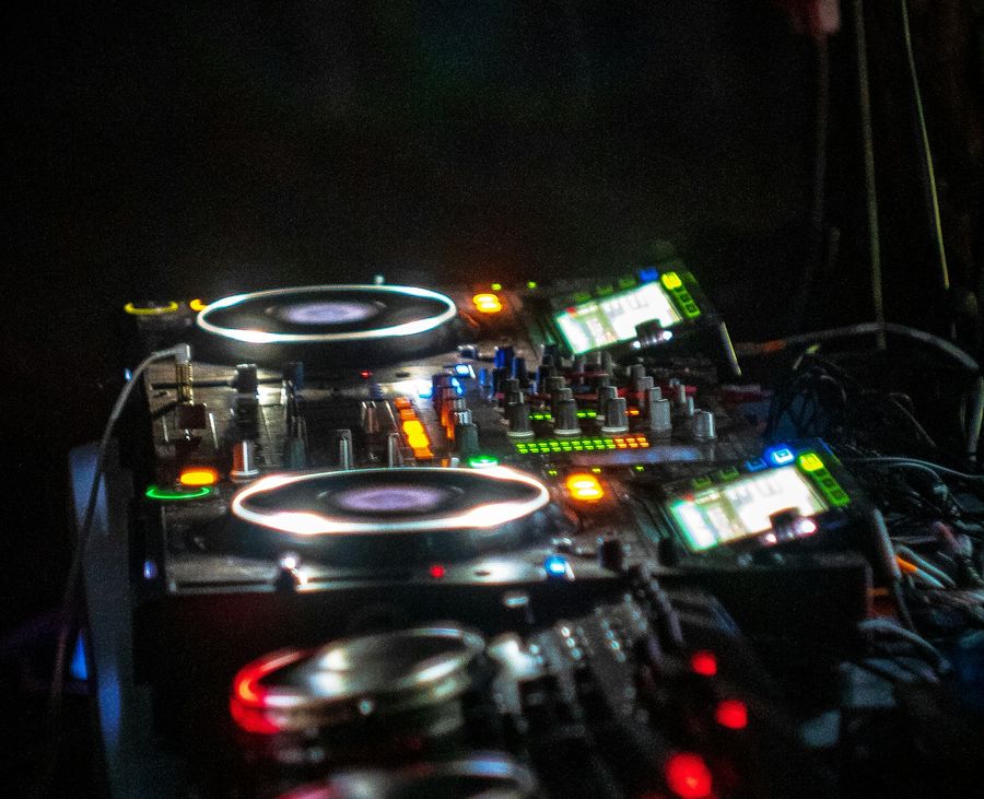 DJ kabini ve ekipmanları